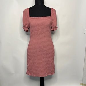 Pink fitted dress with short sleeves